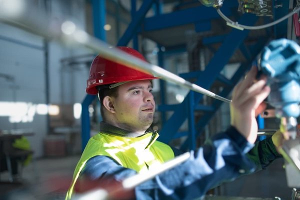 Comment intégrer des éléments métalliques dans une tenue de travail sans être trop distrayant?