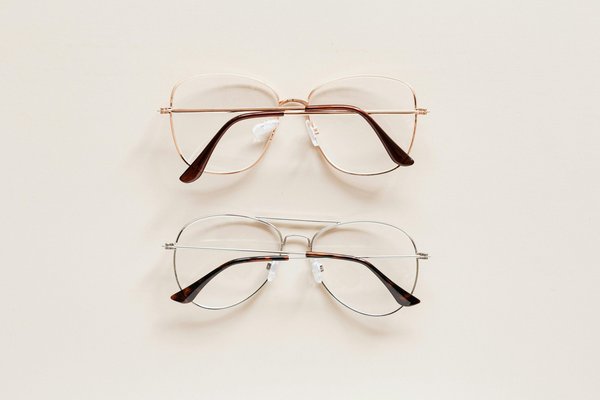 Comment choisir des lunettes de vue tendance pour un look jeune professionnel?